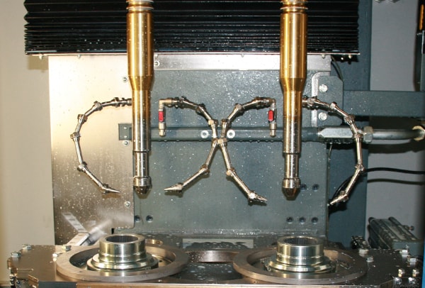 Macchina brocciatrice elettromeccanica con tavola mobile.